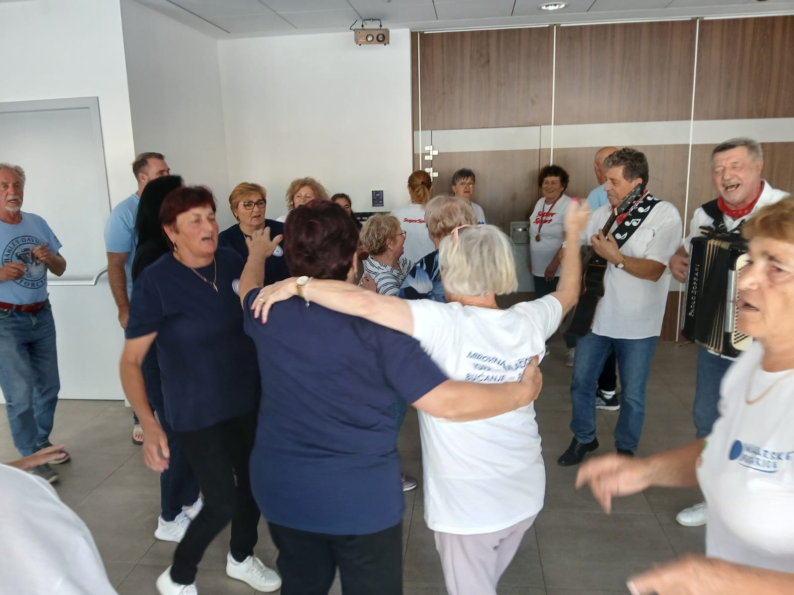 Sportski duh i prijateljstvo: Imotske umirovljenice uspješne na "Memorijalnom turniru buća - Zoja"