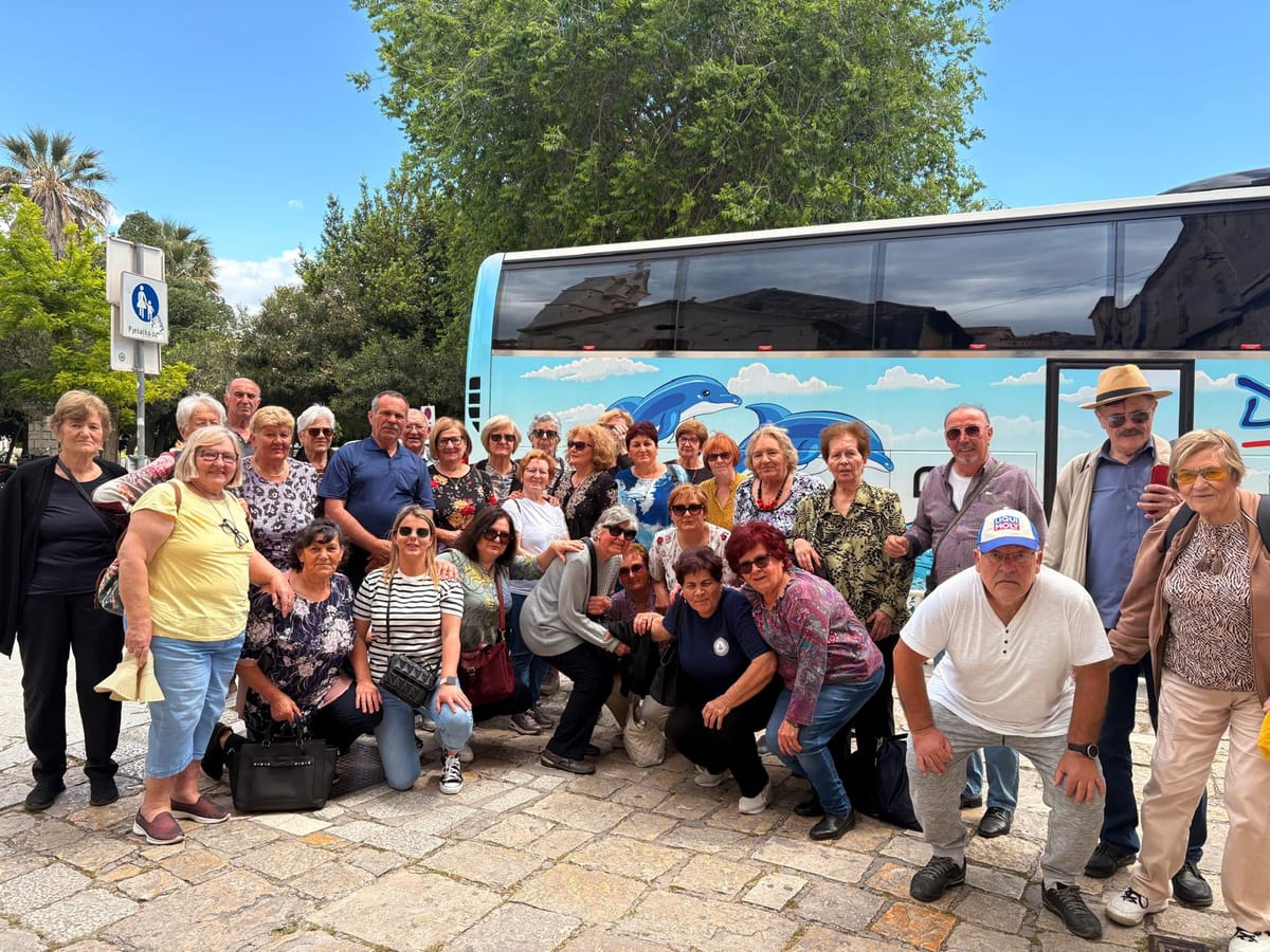 FOTO Članovi Matice umirovljenika Imotske krajine posjetili Trogir i Sinj
