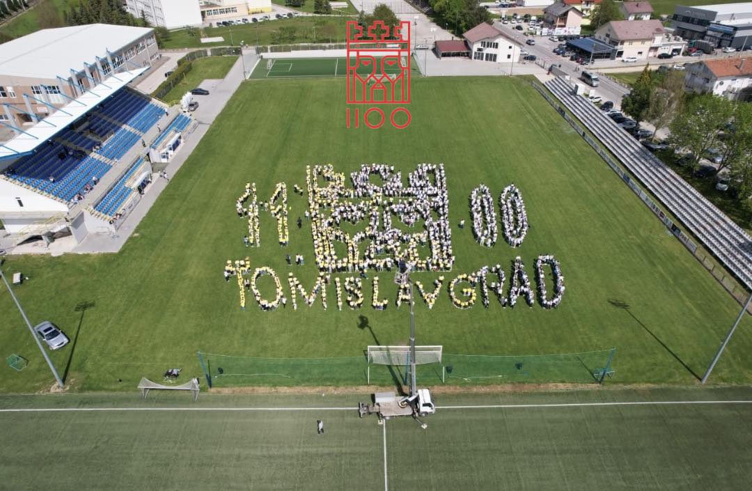 Milenijska fotografija u Tomislavgradu: 1100 učenika obilježava 1100 godina Hrvatskog kraljevstva