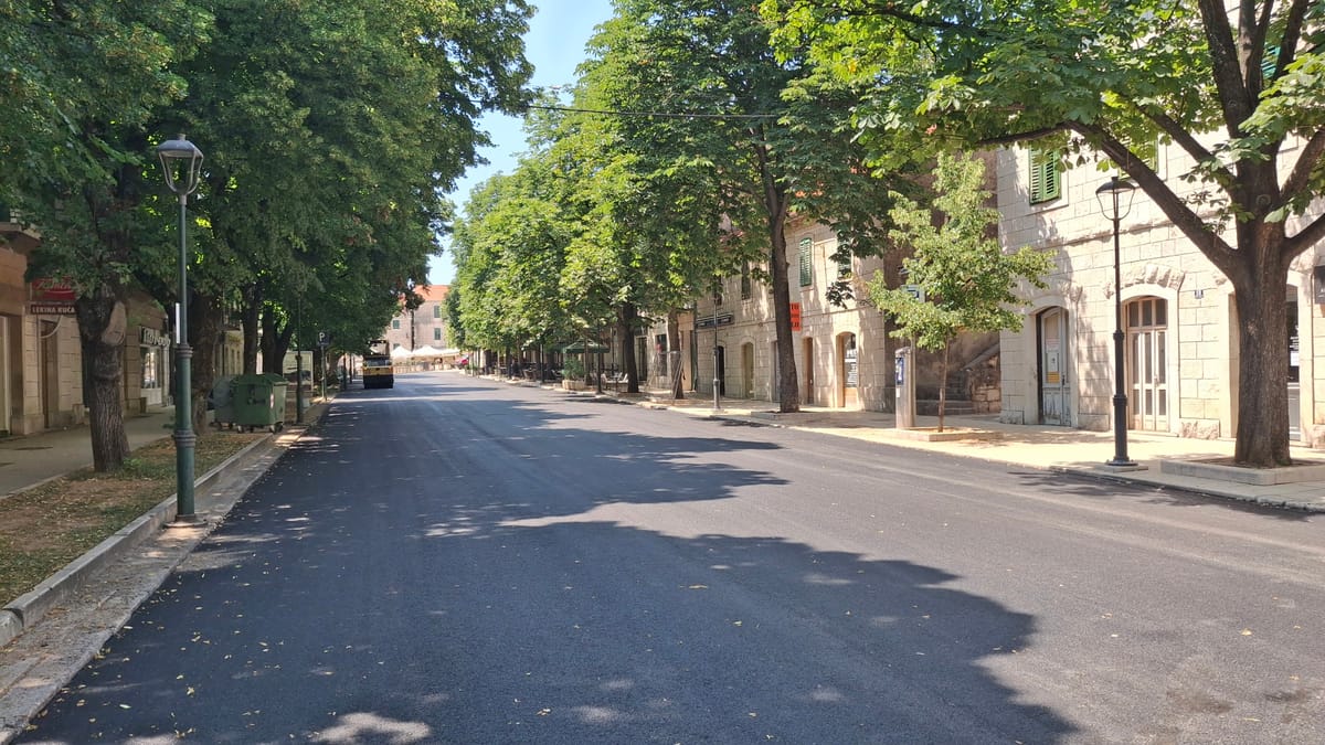 FOTO/VIDEO Imotska središnja ulica zasjala u novom ruhu, idući tjedan na redu je dio ulice Kralja Zvonimira