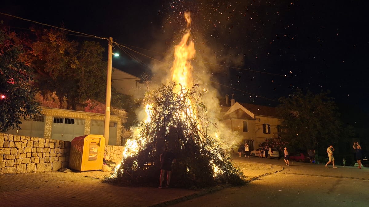 FOTO/VIDEO Bazarani štuju velikog sveca: Zapaljen svitnjak uoči sv. Ivana