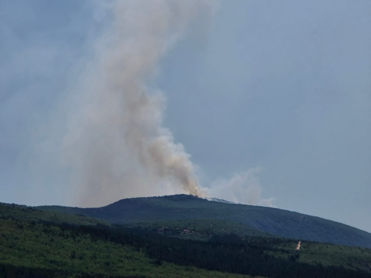 SOVIĆI: Peti dan borbe protiv vatrene stihije, požar gase helikopter i air tractor