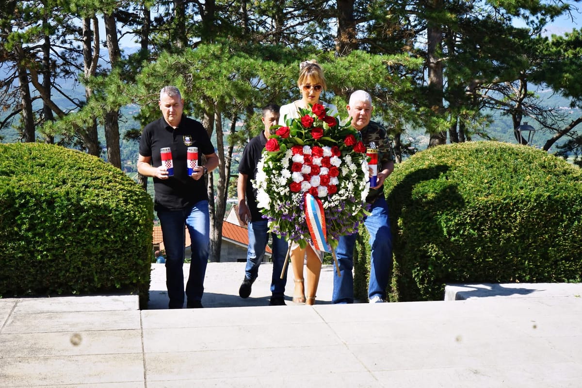 Na spomen križu na Topani položen vijenac za sve hrvatske branitelje u prigodi Dana pobjede i domovinske zahvalnosti i Dana hrvatskih branitelja