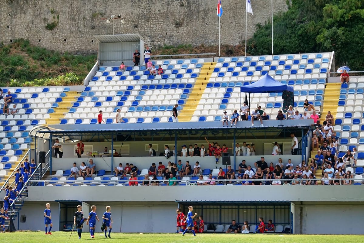 NK Imotski: "Puštene su himne svih polufinalista, ponosni smo što se s našeg stadiona šalje slika prijateljstva, igre i sportskog zajedništva"