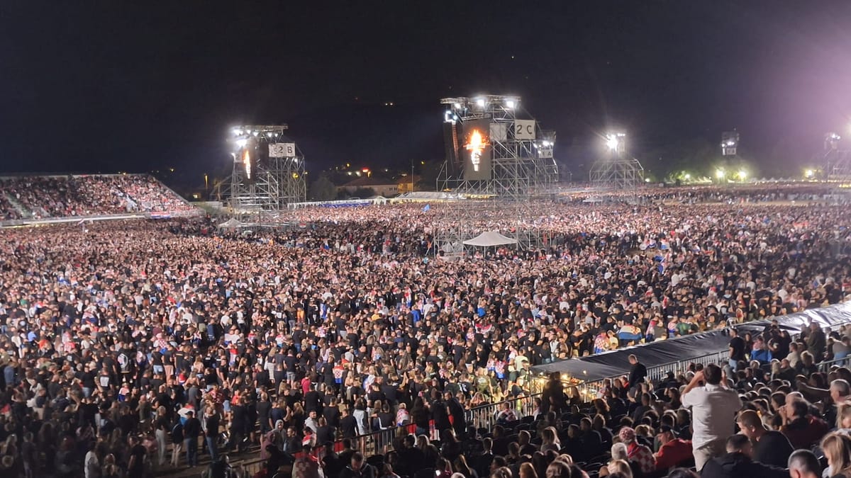 FOTO: Spektakl je spreman, obožavatelji čekaju početak koncerta