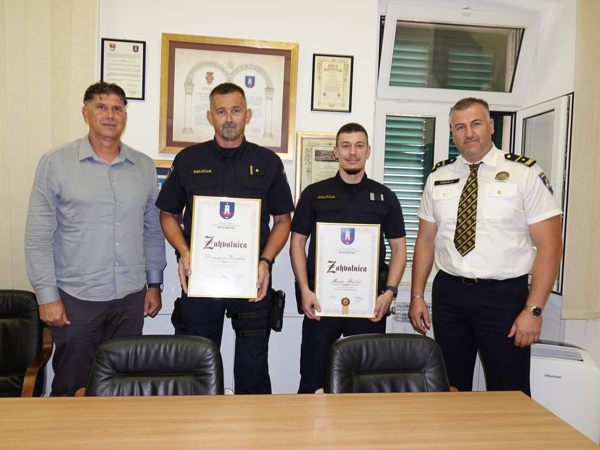 Gradonačelnik uručio zahvalnice policajcima Mariu Babiću i Domagoju Kundidu