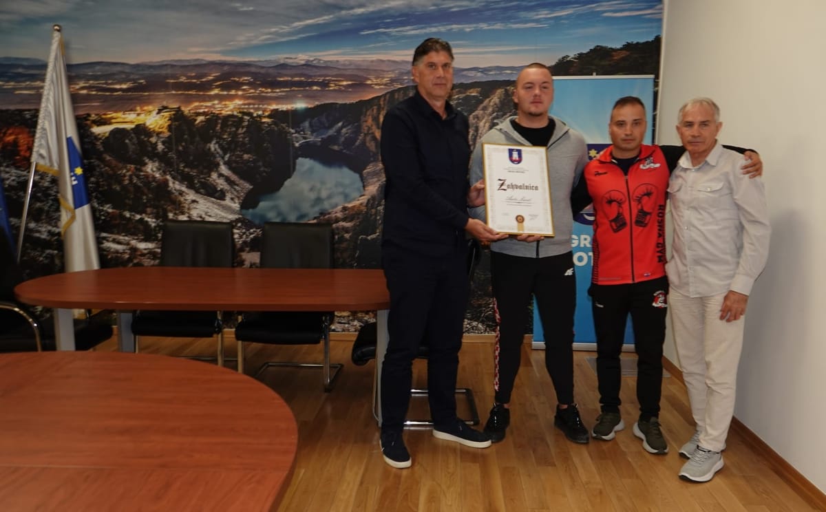 Gradonačelnik uručio zahvalnicu i nagradu europskom juniorskom prvaku u full contactu Anti Lasiću