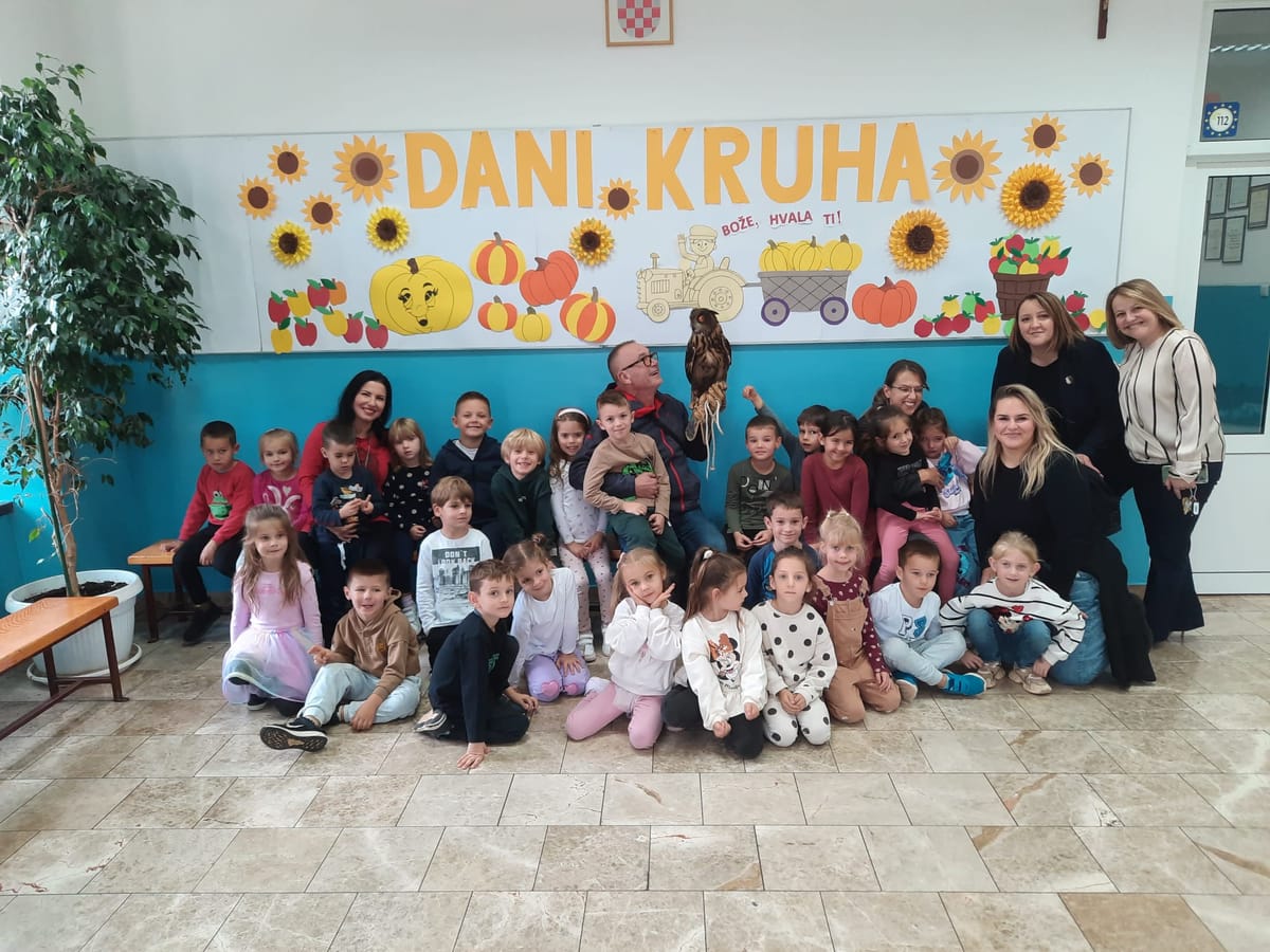 FOTO Mjesec hrvatske knjige spojio imotske osnovnoškolce, vrtićarce i sokolara