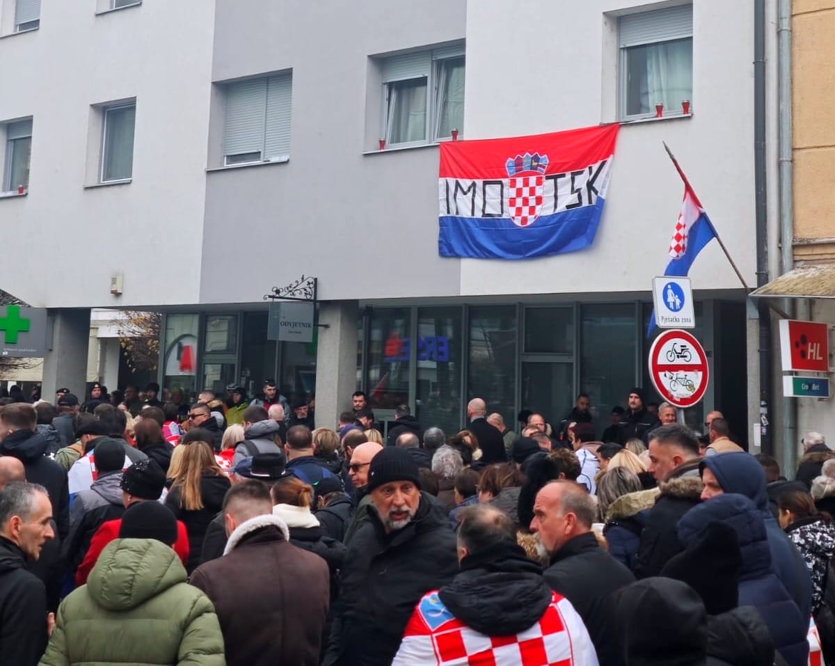 FOTO Dostojanstvena kolona sjećanja u Vukovaru - Imoćani odali počast gradu heroju