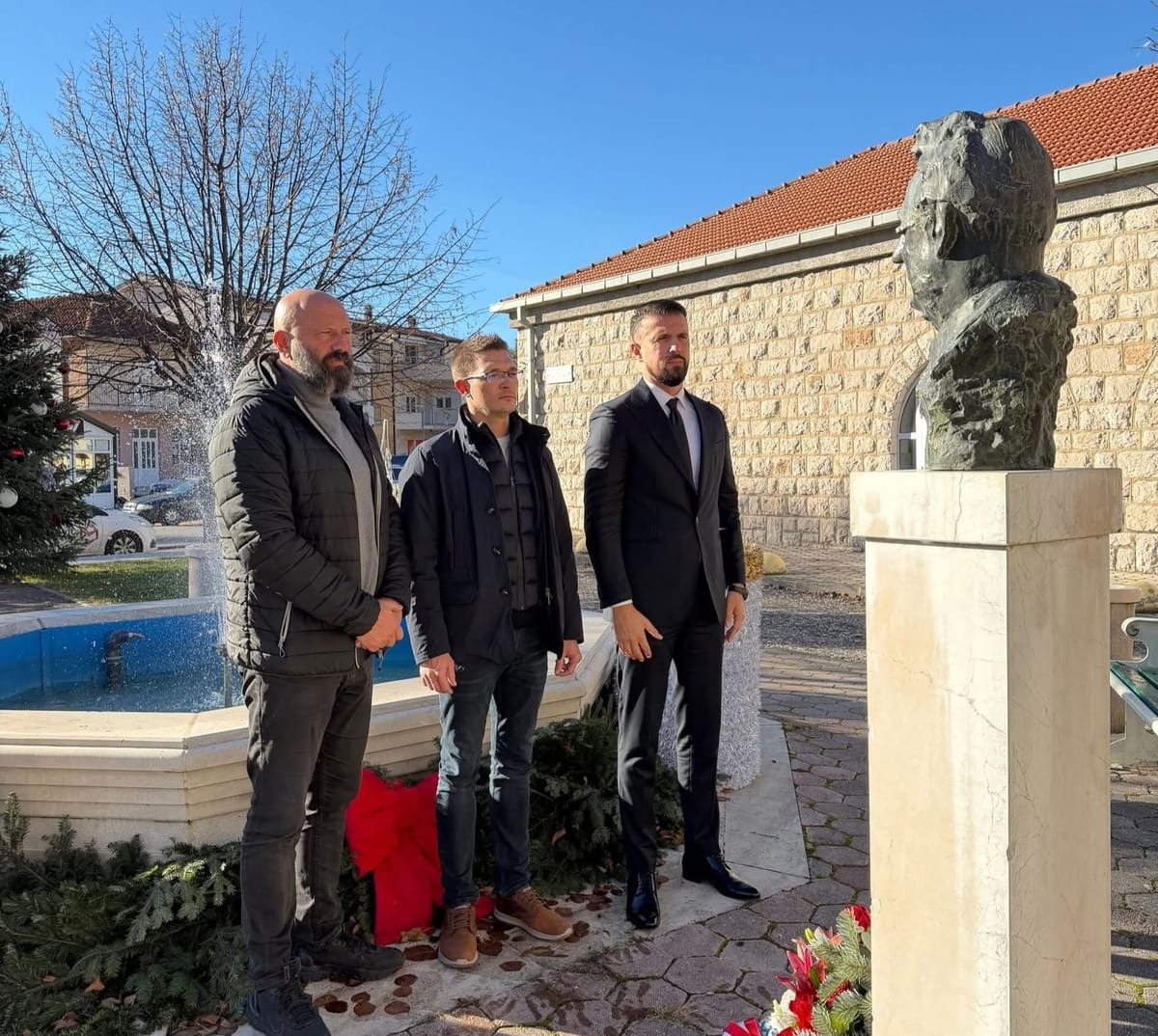 Sjećanje na dr. Franju Tuđmana u Prološcu - položeno cvijeće i zapaljene svijeće povodom 26. obljetnice smrti