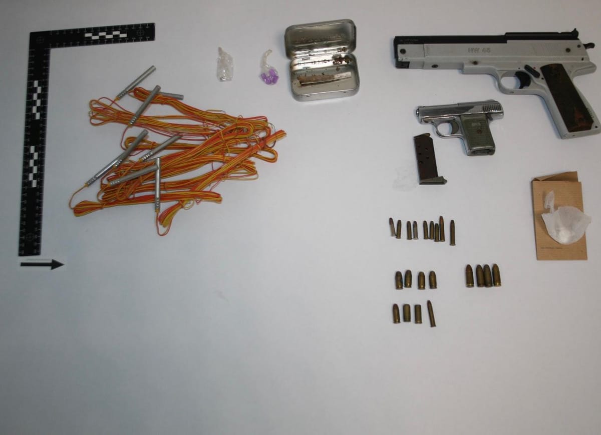 Oduzet ilegalni pištolj, detonatorske kapsile, droga