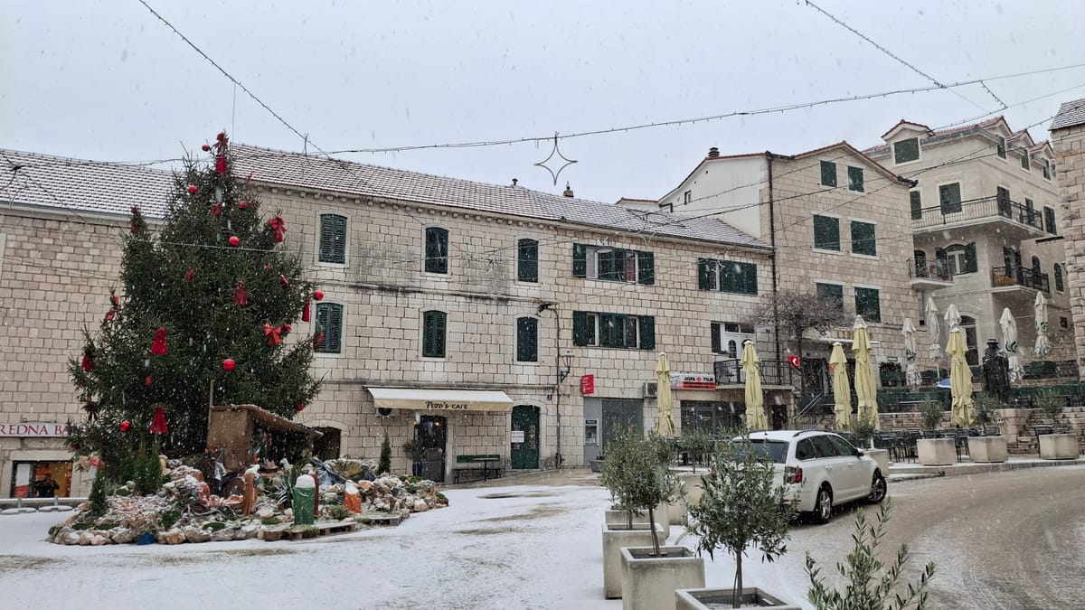 FOTO/VIDEO U Imotskom i Imotskoj krajini pada snijeg - bez zimske opreme ne krećite na put