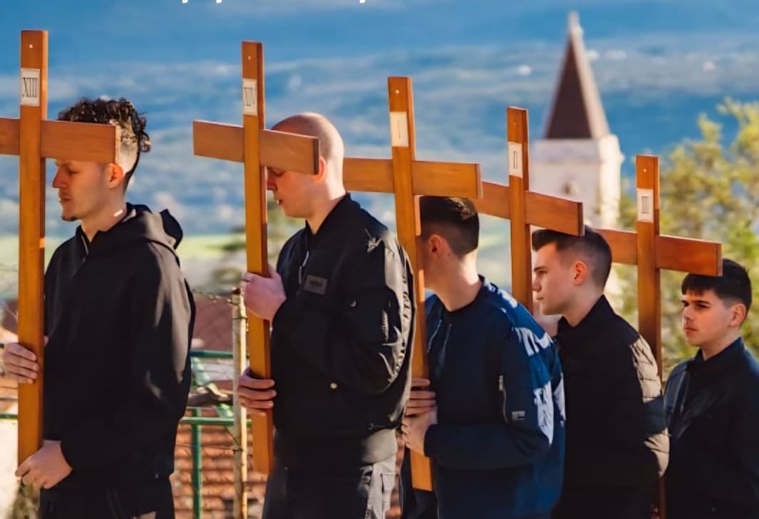 Mladi Imotske krajine na zajedničkom Putu križa: molitvena procesija od sv. Frane do Topane