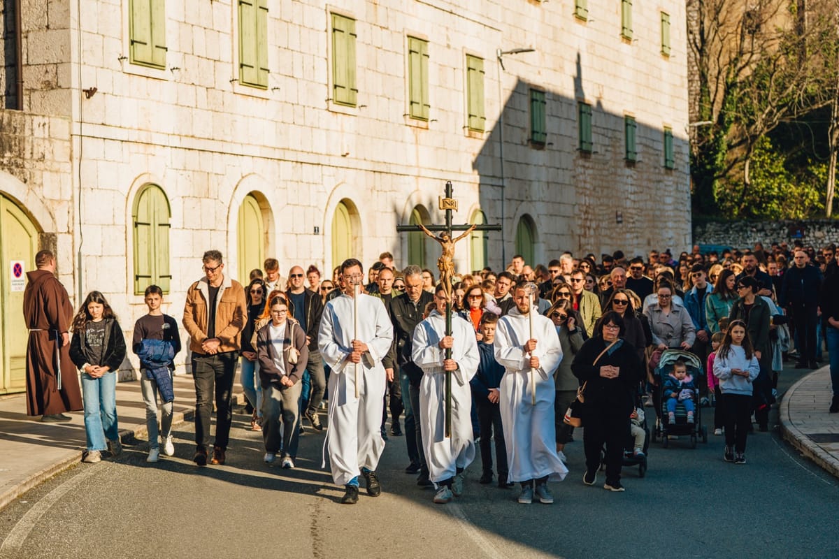 FOTO Imotska mladost u molitvi: održan Put križa ulicama grada