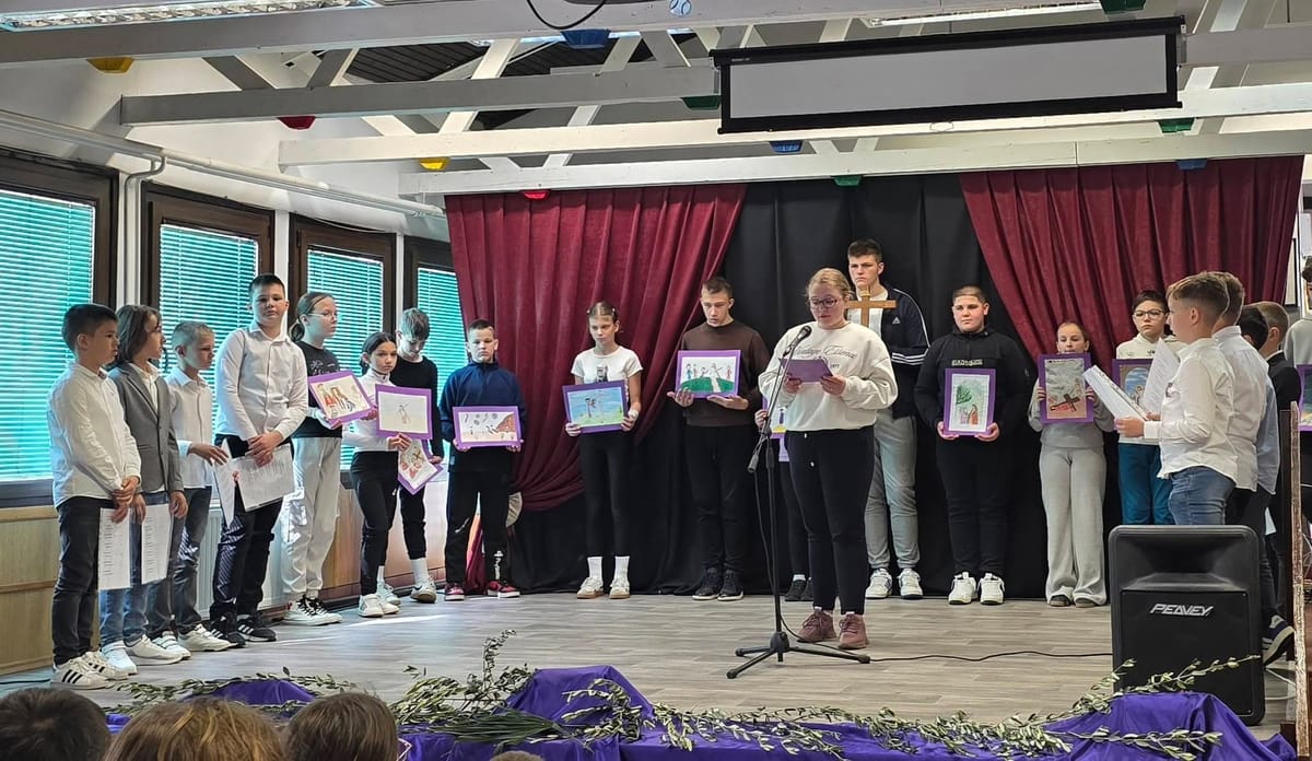 FOTO Križni put u Osnovnoj školi Runović: mladi kantači oživjeli stoljetnu tradiciju