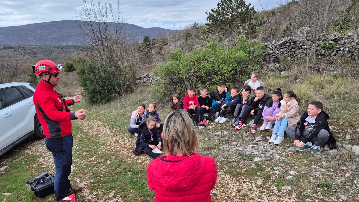 FOTO Od karte i kompasa do zip-linea: učenici Runovića kroz igru učili planinarstvo
