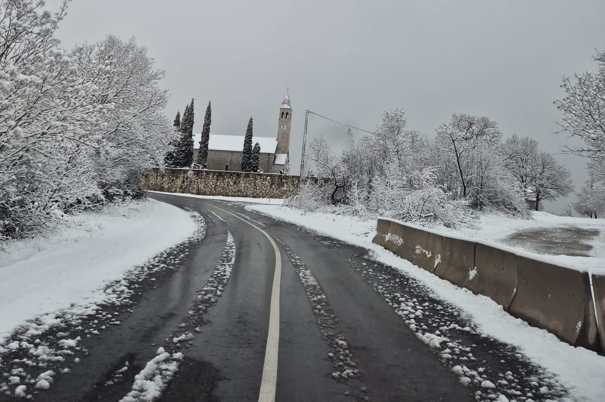 Snijeg zabijelio dijelove Imotske krajine: Ciklona Deborah vratila zimu