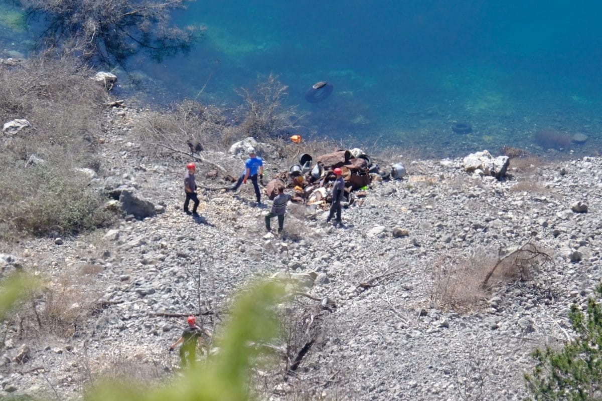 FOTO Nastavljena akcija uklanjanja otpada iz grotla Modrog jezera
