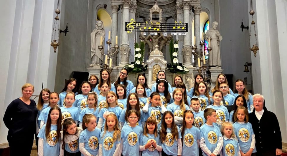 FOTO Zlatna harfa u Imotskom: 500 djece pjesmom slavilo svetog Franju Asiškog