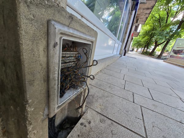 Iz HT-ovih ormarića u središtu Imotskog mjesecima vire žice, operater se oglasio nakon upita Radio Imotskog