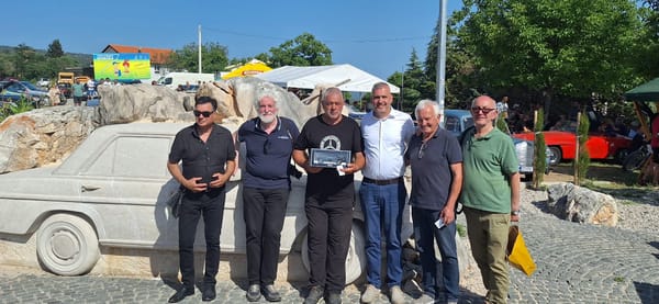 FOTO/VIDEO Kameni Mercedes proslavio prvi rođendan