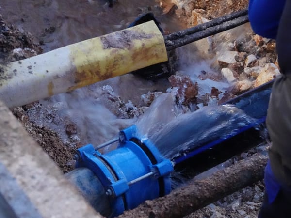 U tijeku je sanacija puknuća cijevi kod Modrog jezera, voda dolazi oko ponoći