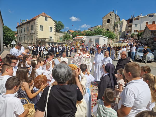 FOTO Veličanstvena tijelovska procesija ulicama Imotskog