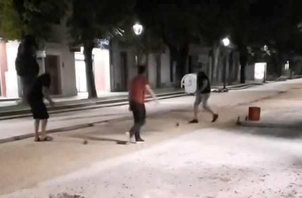 VIDEO: Glavna gradska ulica nakratko postala boćalište