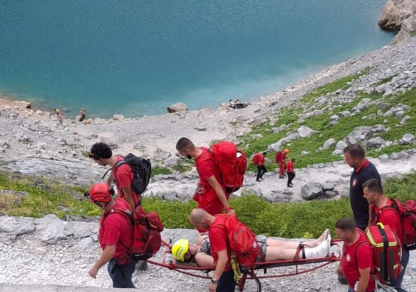 FOTO/VIDEO Akcija spašavanja u Modrom jezeru, ozlijedila se strankinja