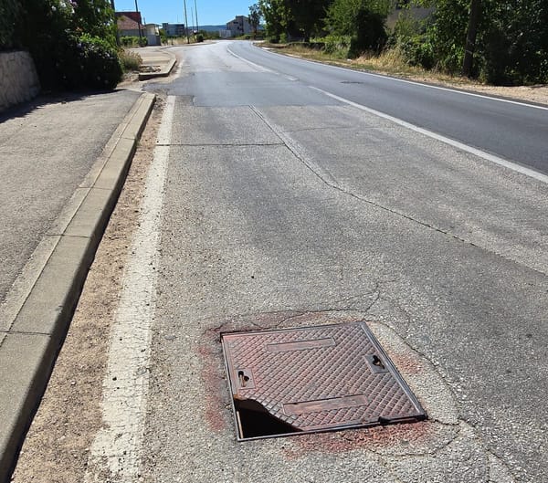 VOZAČI OPREZ Na prometnici u Vinjanima Donjim oštećena je šahta
