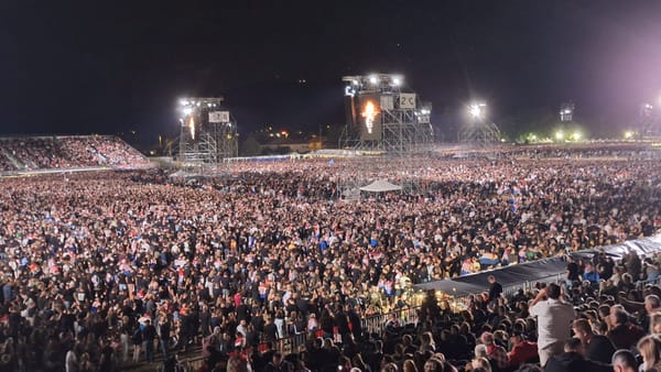 FOTO: Spektakl je spreman, obožavatelji čekaju početak koncerta