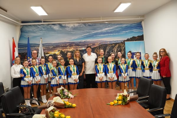 FOTO Gradonačelnik Kolovrat primio imotske mažoretkinje,  svjetske prvakinje