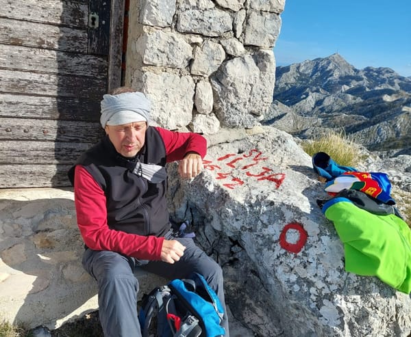 Bez vida, ali s planinarskim duhom: Prof. Željko Brdal osvojio vrh Sv. Ilije na Biokovi