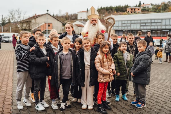 FOTO Sv. Nikola donio radost pred OŠ Zmijavci - darivao predškolce i školarce