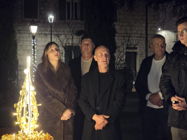 FOTO U parku crkve sv. Franje upaljena druga adventska svijeća – simbol mira