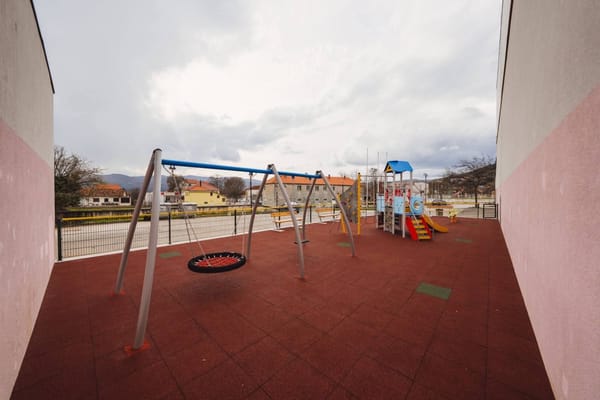 FOTO Proložac ulaže u najmlađe: izgrađeno novo dječje igralište uz vrtić