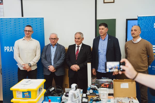 FOTO Nova računala za imotske učenike: župan Boban uručio donaciju u sklopu projekta EDIT CodeSchool