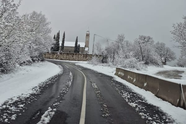 Snijeg zabijelio dijelove Imotske krajine: Ciklona Deborah vratila zimu